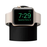 Suporte para Carregador Apple Watch com Apple Watch no relógio.